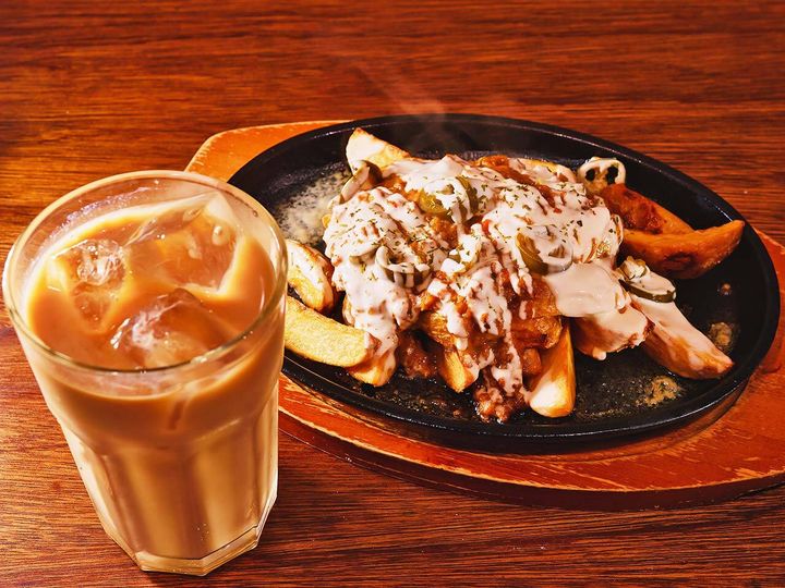 白楽『UPPERS』の「チリチーズポテト」、「コーヒー焼酎の豆乳割り」