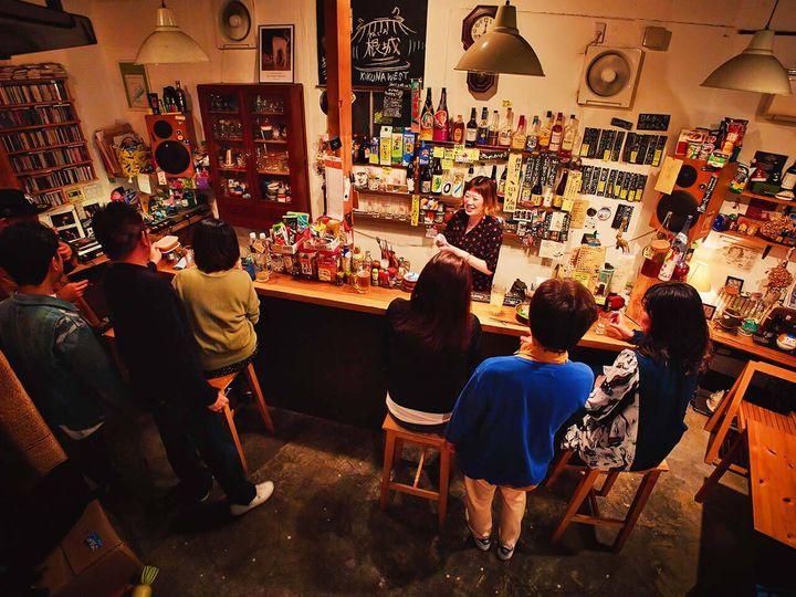 菊名『日本酒多め大衆酒場 根城』の内観