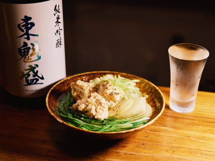 菊名『日本酒多め大衆酒場 根城』で提供している「東魁盛 純米吟醸」と「本日の煮物」