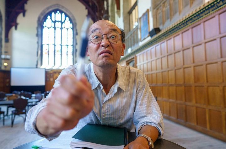 こちらにいら立ちをぶつける男性