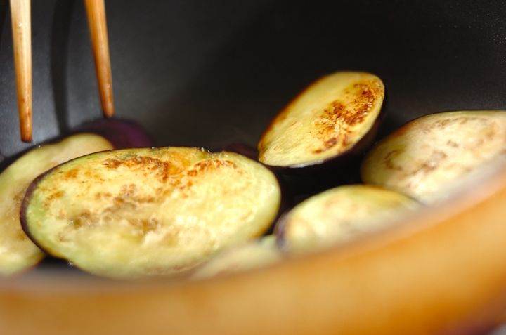 夏野菜を味わう！ナスとトマトのチーズ焼きの作り方1