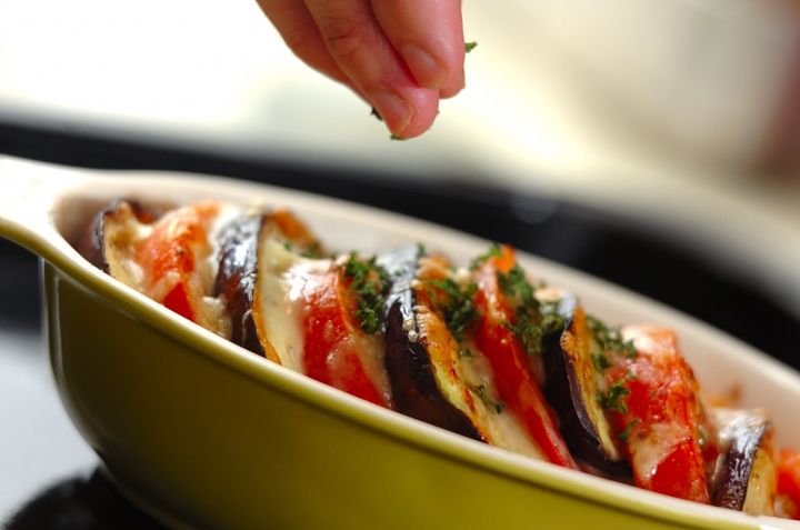 夏野菜を味わう！ナスとトマトのチーズ焼きの作り方3