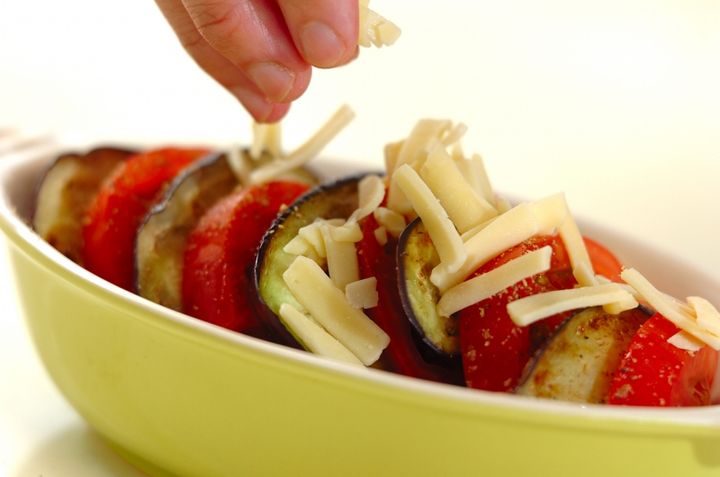 夏野菜を味わう！ナスとトマトのチーズ焼きの作り方2