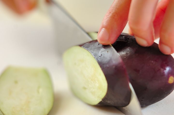 夏野菜を味わう！ナスとトマトのチーズ焼きの下準備1