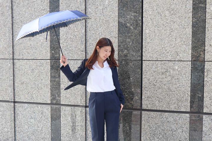 洋服の青山「着る日傘」をコンセプトにしたセットアップスーツ