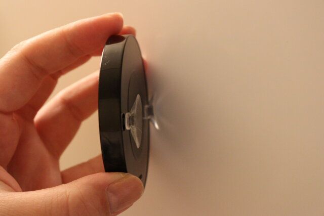ダイソーの吸盤付ミラー（7.5cm）はロッカーに張り付く