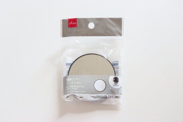 ダイソーの吸盤付ミラー（7.5cm）のパッケージ