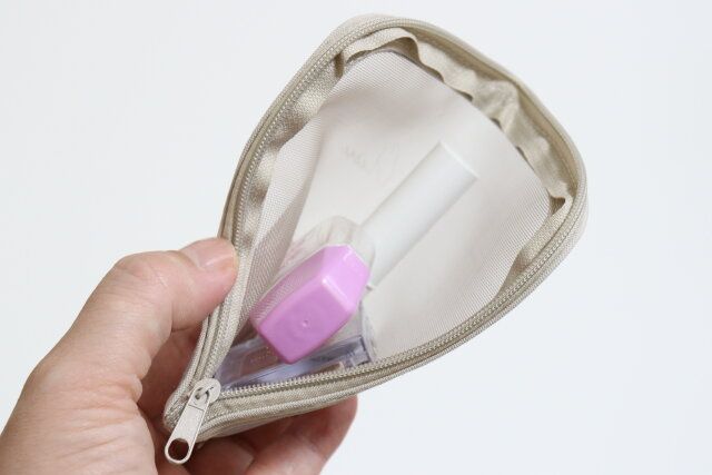 セリアのガバッと開くメイクお直しポーチ スリム