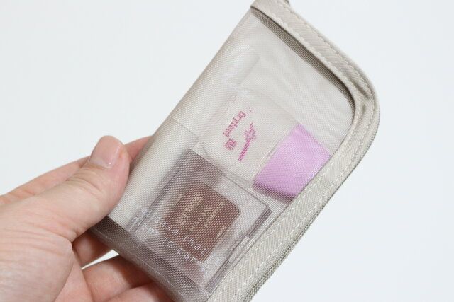 セリアのコンパクトなメイクお直しポーチ スリム