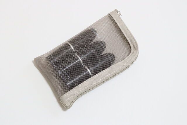 セリアのメイクお直しポーチ スリムはリップ3本分