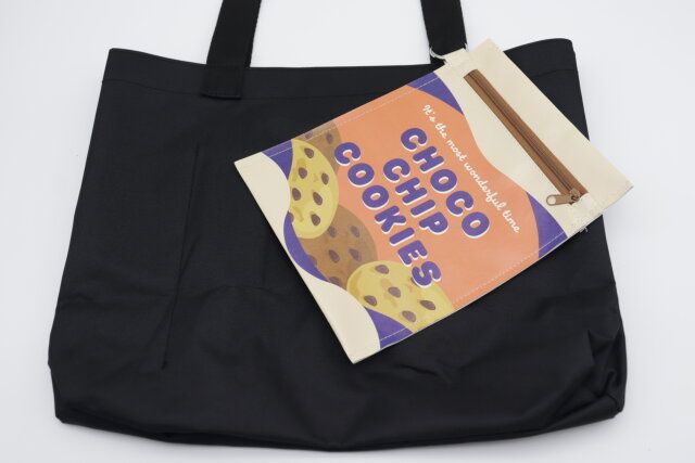 ダイソー フラットポーチ（お菓子柄） カラビナ