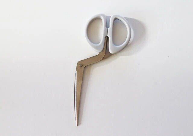 ダイソーの卓上で使いやすいハサミ1