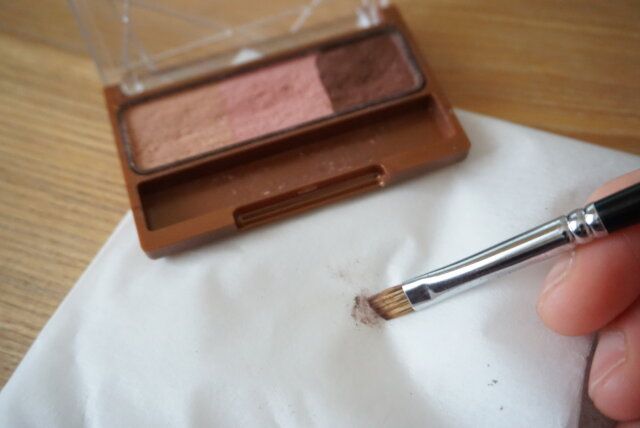 ティッシュで粉をブラシに含ませる