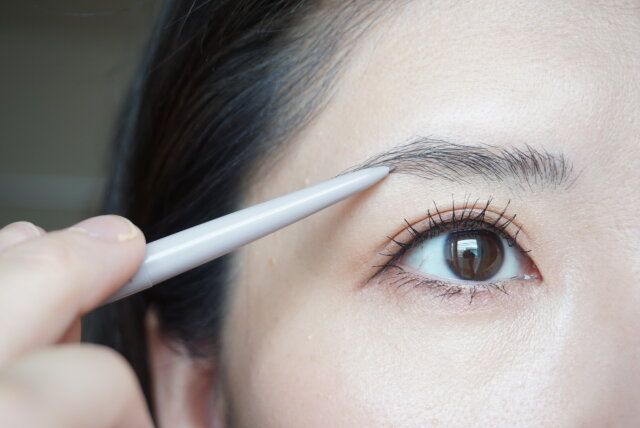 アイブロウペンシル 眉毛を描く