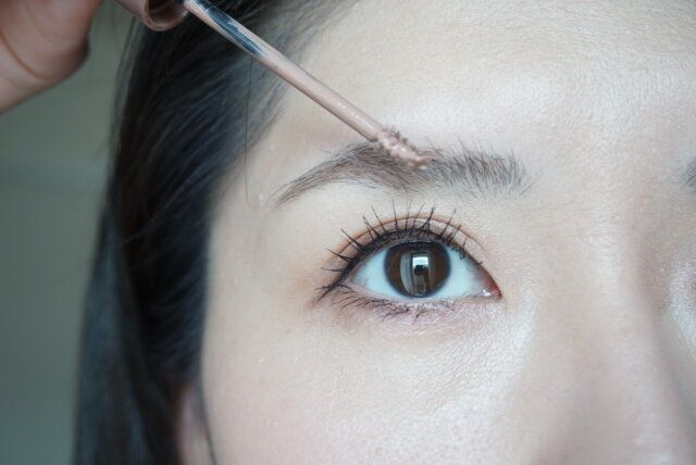 眉毛の量面をカラーリングする