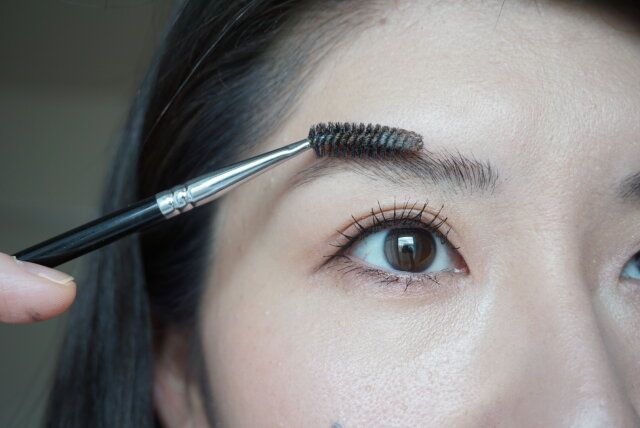 ブラシで毛流れをとかす