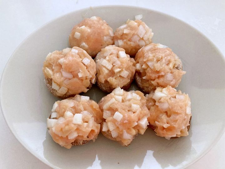 しいたけに肉だねをのせた様子