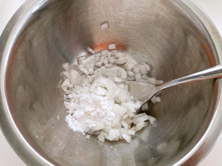 みじん切りにした玉ねぎに片栗粉をまぶす