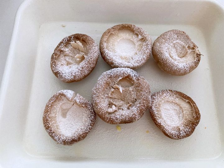 しいたけの内側に小麦粉を薄くまぶす