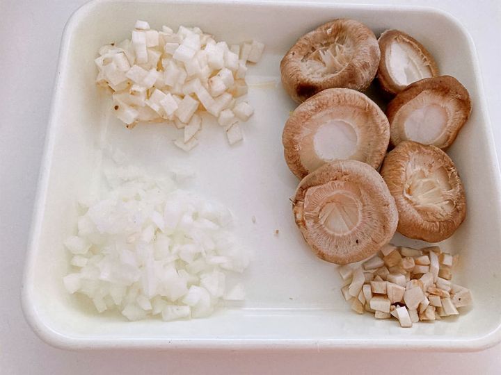 しいたけ・長芋・玉ねぎをみじん切りにする
