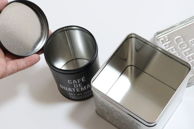 セリアのミニコーヒー缶 丸型プリントとコーヒー缶 角型の中