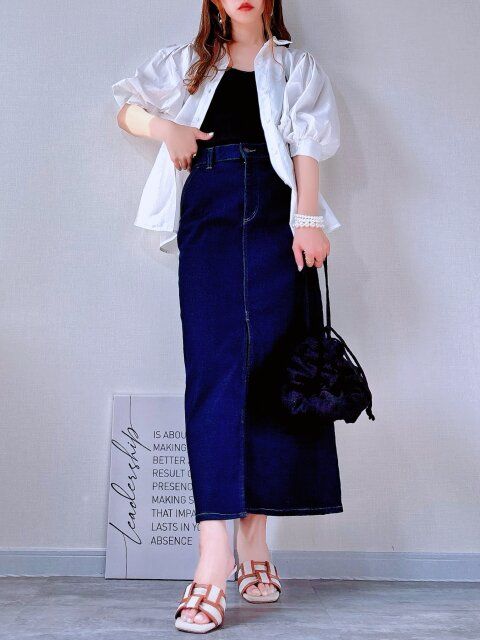 【ブラックバッグ×シャツ羽織りコーデ】デニムスカートでこなれカジュアル