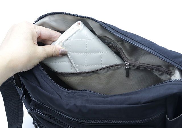 東武トップツアーズショルダーバッグファスナー内ポケット