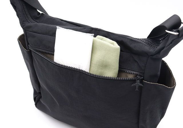 東武トップツアーズショルダーバッグ背面ファスナーポケット