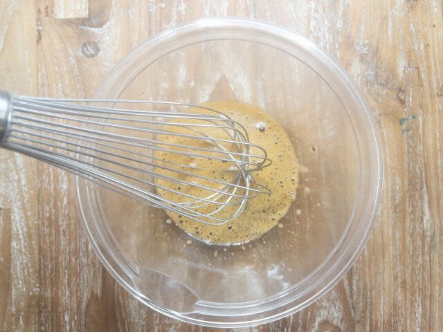 ボウルに卵を割り入れ、黒糖・牛乳・サラダ油を加えて滑らかに混ぜ合わせます。