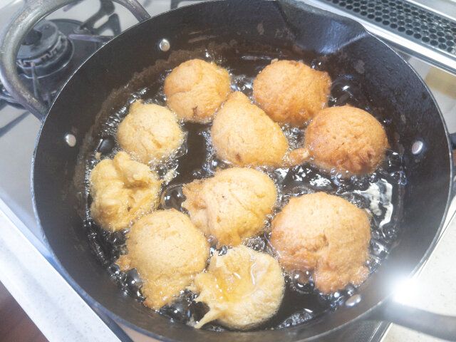 4〜5分ほど転がしながら揚げ、色付き始めたら160℃に温度を揚げ、きつね色にカラッと揚げます。