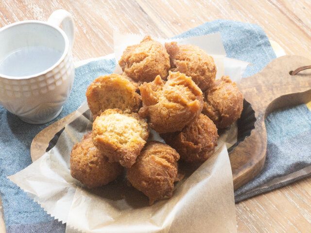 お皿にサーターアンダギーを盛り付けたら、完成です。