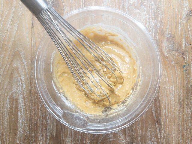 ホットケーキミックスを加え、粉っぽさがなくなるまで混ぜ合わせます。