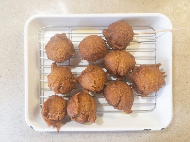 揚げ上がったらバットに取って、油を切ります。