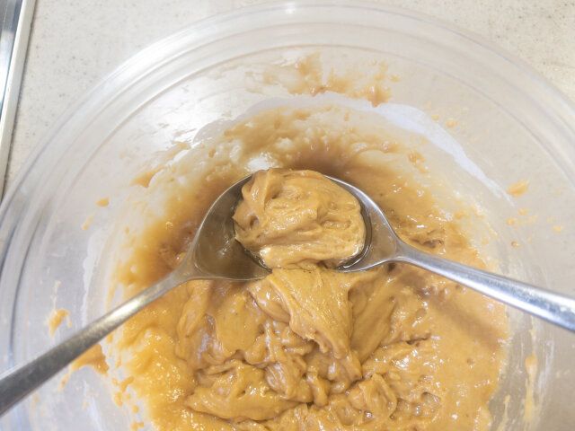 スプーンを2つ使い、表面を油で濡らして②の生地をすくって丸め、油に落とし入れます。