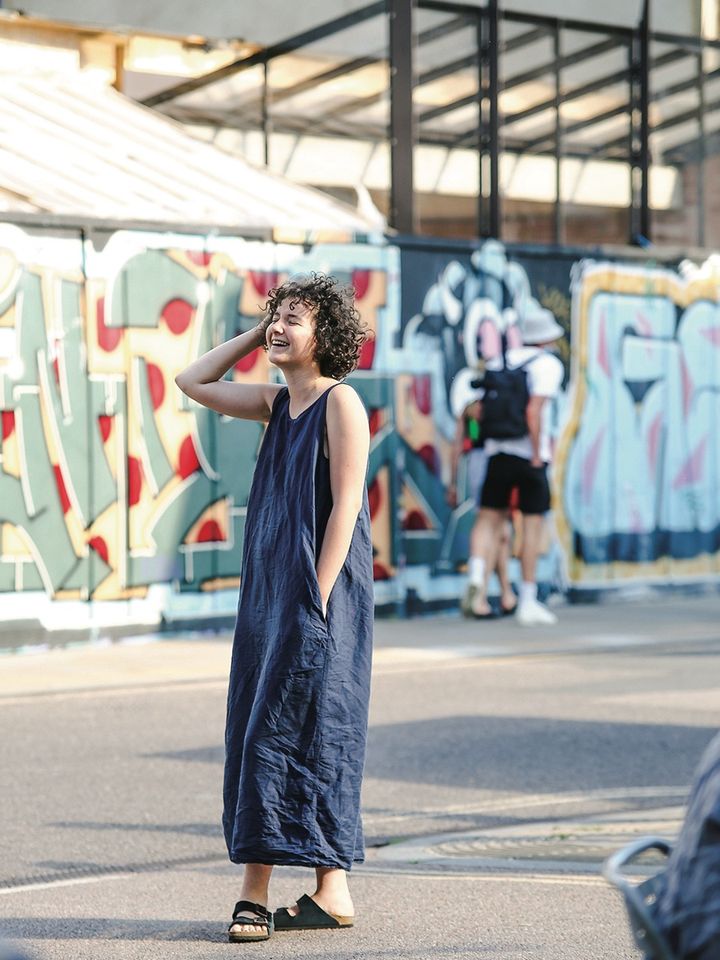 統一感があって上品！ワンピースとサンダルのトーンを合わせたコーデ