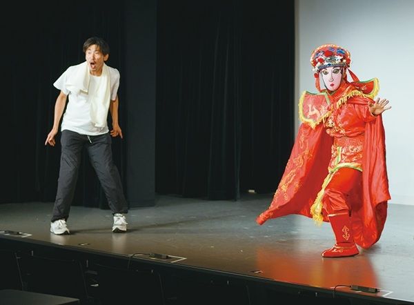 Yoshimoto Comedy Night OWARAI 3月にできた「よしもと道頓堀シアター」で、毎週金・土曜夜に開催。この日は、英語が堪能な新喜劇座員・のぶよしがMCを務め、写真の3組のほか、らいおんうどん、こっこ、華山が出演。