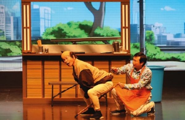 吉本新喜劇 1959年3月発足。「なんばグランド花月（NGK）」「よしもと祇園花月」にて365日上演され日本一の動員数を誇る喜劇集団。