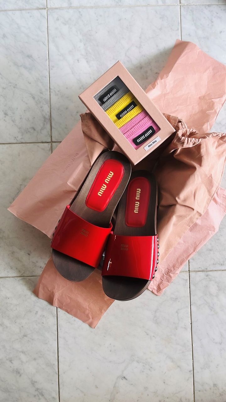 【MIUMIU】ミュウミュウ ビスコース ソックス サンダル ミュウミュウのビスコースソックスが手放せない理由。｜編集部員
