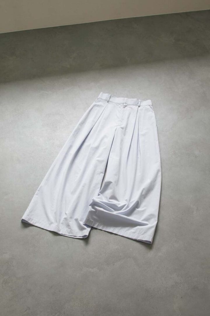 パンツ¥18,700／アンクレイヴ