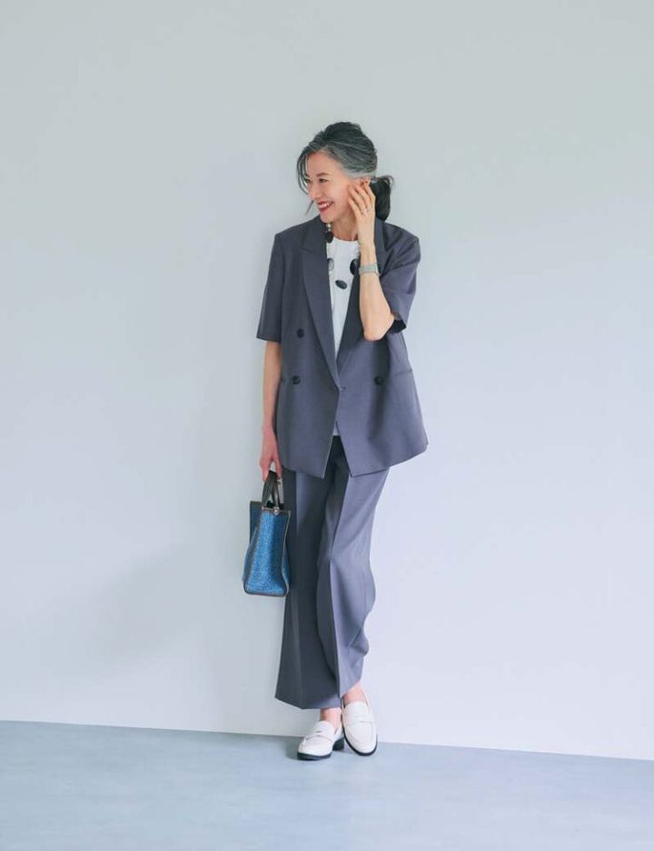 ジャケット¥24,970、パンツ¥19,910／ともにアンクレイヴ、Tシャツ¥8,800／ノーク、バッグ¥55,000／ア ヴァケーション（ノーベルバ）、ローファー¥23,980／タラントン by ダイアナ（ダイアナ 銀座本店）、ピアス¥44,420、リング¥20,680／ともにバルブス（ズット ホリック）、ネックレス¥24,200／アビステ、時計¥13,200／カシオ クラシック（カシオ計算機 お客様相談室）