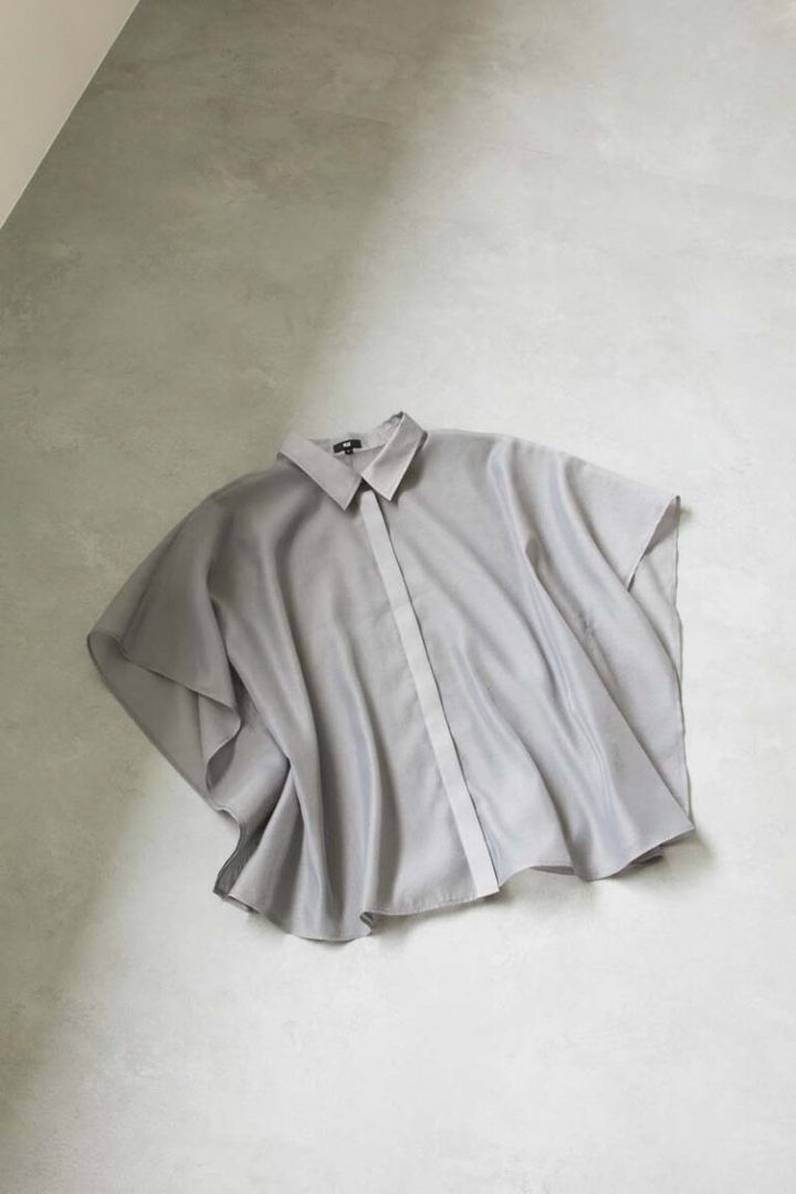 ブラウス¥8,990／プラステ