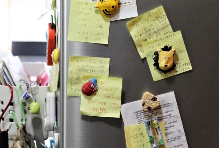 冷蔵庫側面に色々貼っていると電気代が上がっちゃうって本当？