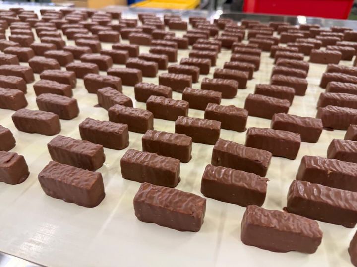 完成したミルフィーユは、クーラーでしっかり固めた後、安全性を確認するための金属検出器を通し次の工程へ