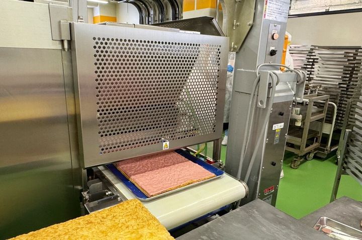 焼きあがったパイ生地に濃厚なクリームを重ねていく作業