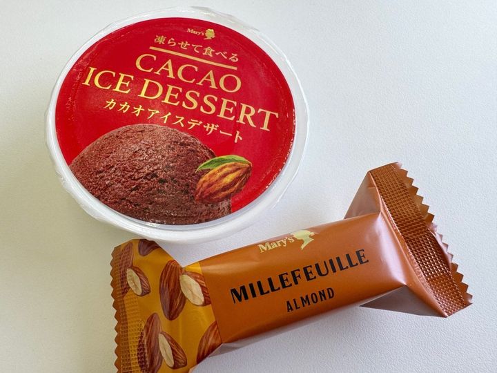 アーモンドミルフィーユと、まるでチョコレートをそのまま凍らせたような「カカオアイスデザート」の組み合わせ