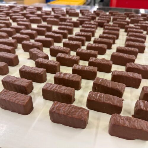 1日14万本…3日かけて作る究極ミルフィーユの製造工程に密着！メリーチョコレートの“工場見学”がすごすぎた