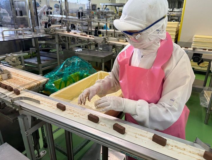 人の手による繊細な作業も美味しさを支えている