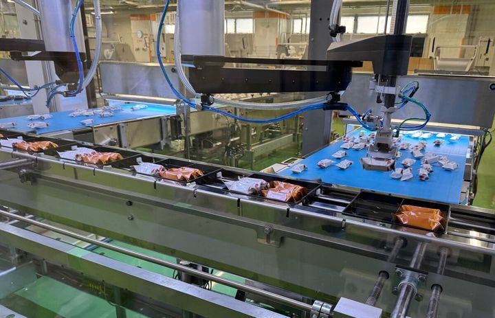 製函箱詰めロボットがスピーディーに次々と箱に詰めていきます