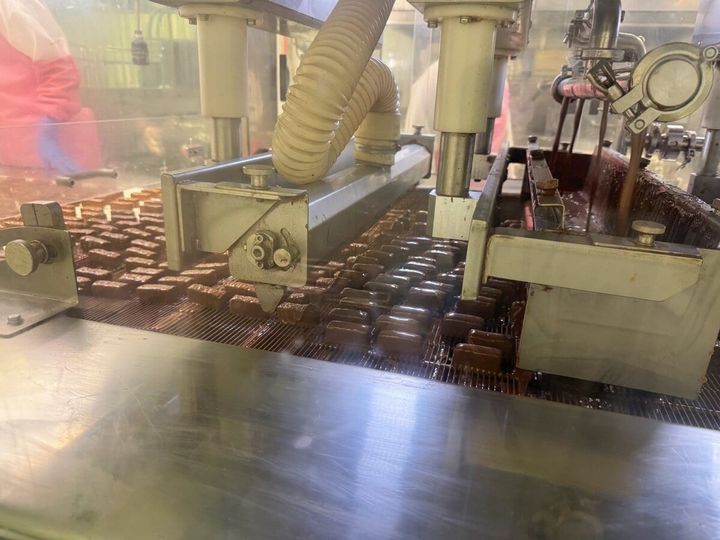 チョコレートの2度がけをおこなうことで、凹凸の少ない見た目も美しく、くちどけも柔らかなミルフィーユが完成する