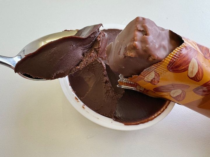 濃厚でほんのりビターなカカオアイスと、香ばしいアーモンドミルフィーユの組み合わせは、口の中でひんやりとろけて贅沢な味わいに！